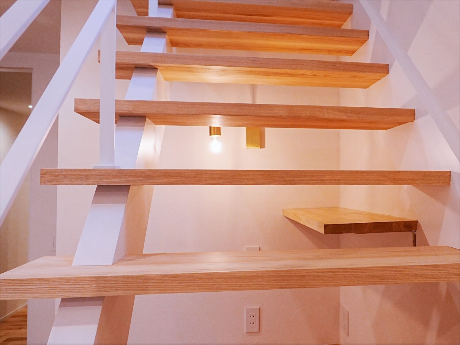 注文住宅 新築 施工例 神建設 LDK リビング 木製 スケルトン階段 オープン階段