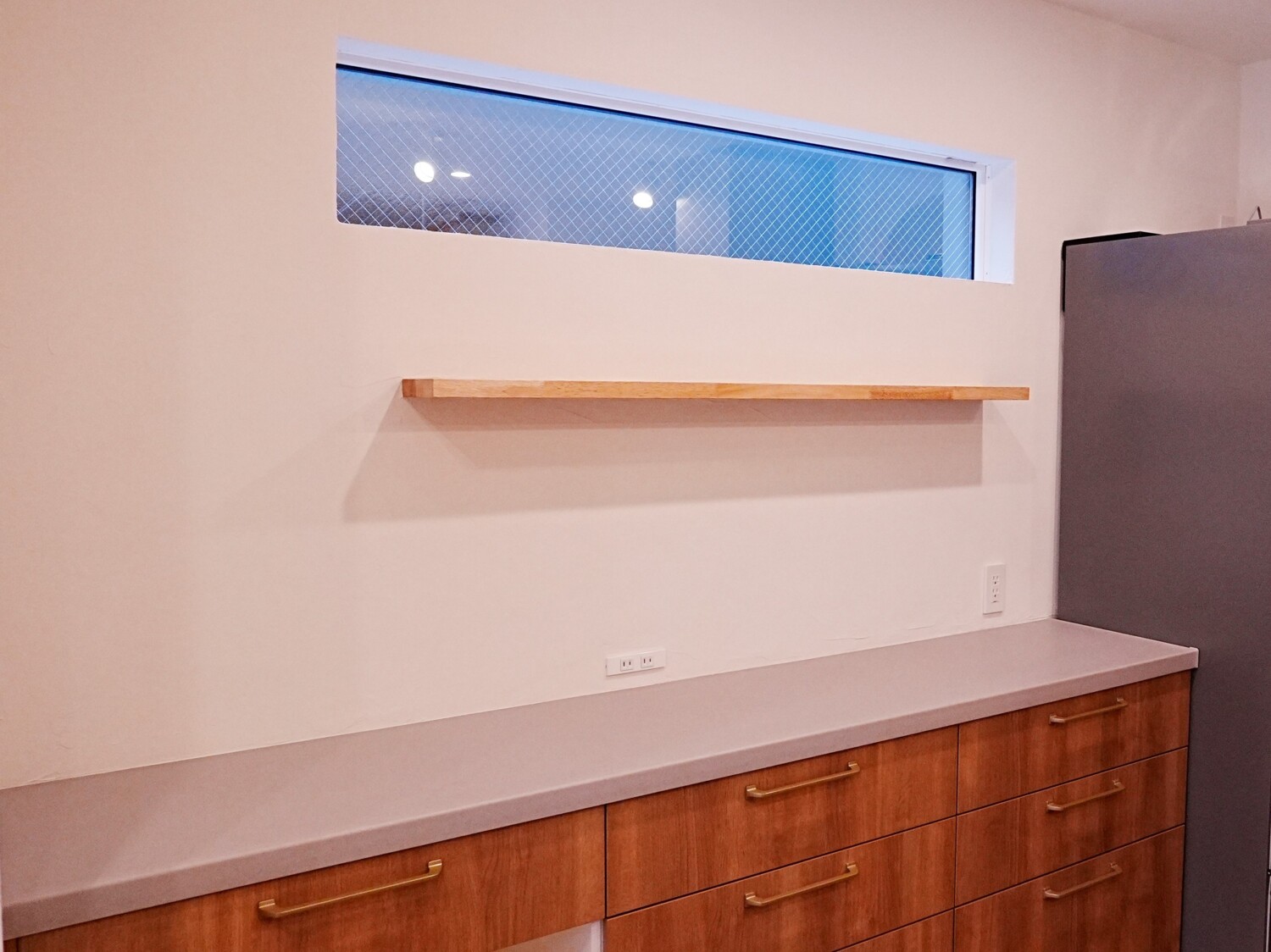 注文住宅 新築 施工例 神建設 LDK リビング モールテックス キッチン カップボード 棚板